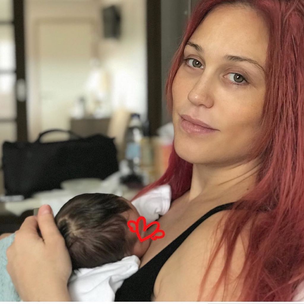 O κύκλος της μάνας ο σωστός...! 
Ή αλλιώς να αφήνεις αυτόν που σ’ αγαπάει να σε φωτογραφίζει σε όποια κατάσταση κι αν βρίσκεσαι... πάντα μα πάντα θα σε βγάλει όμορφη...