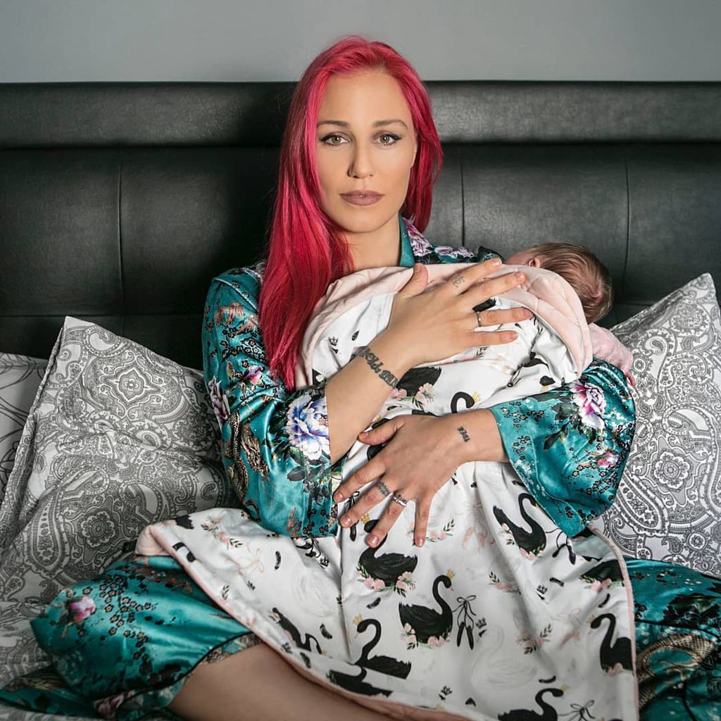 Ημέρα 29 της ζωής μας μαζί.. Η αλήθεια πίσω απ' αυτή τη φωτογραφία είναι απανωτά ξενύχτια, πόνος, κλάματα, διαρκής αγώνας με τον εαυτό σου, αν θα τα καταφέρεις να είσαι η μαμά που ονειρευόσουν,η σύντροφος που πρέπει, η καλή νοικοκυρά... και αν θα συνεχίσε