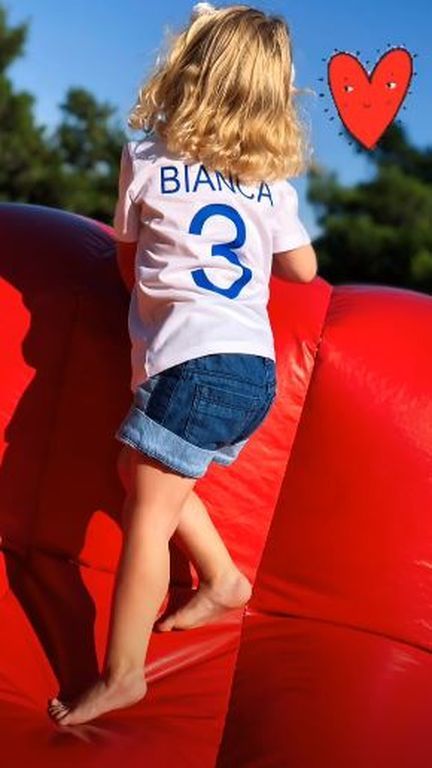 Βίκυ Καγιά: Οι ωραιότερες φωτογραφίες των παιδιών της για το 2018 είναι αυτές (pics)