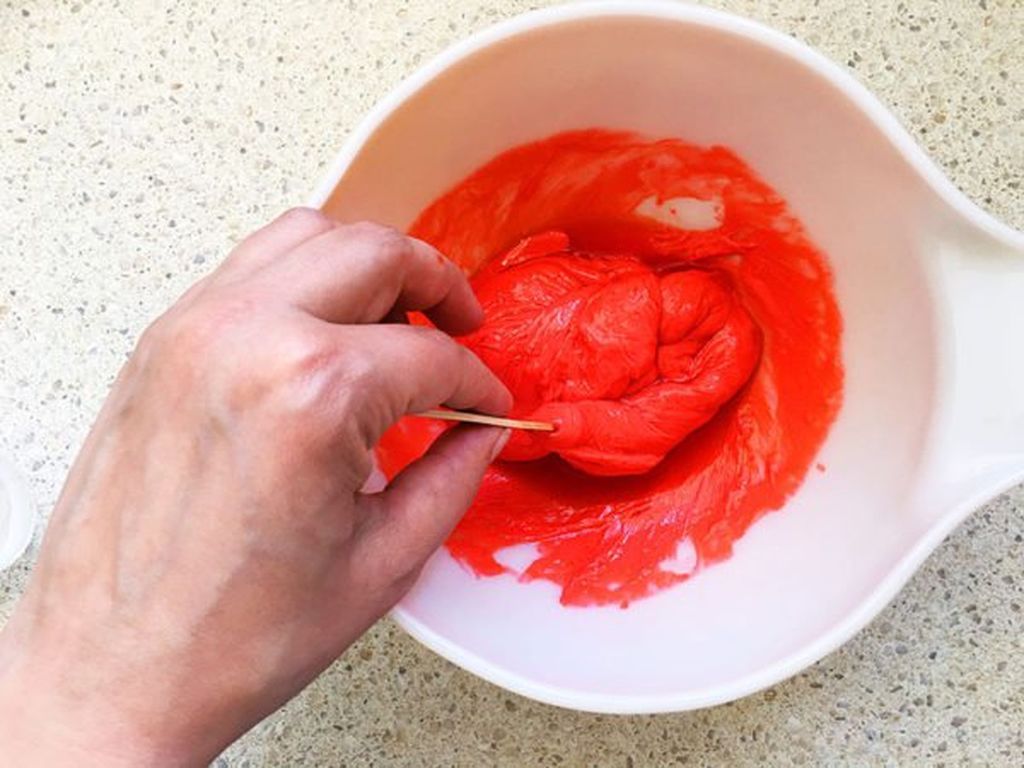 Βάλτε το μείγμα με την κόλλα σε ένα γυάλινο μπολ και σιγά-σιγά ρίξτε μέσα το μείγμα με τον βόρακα.