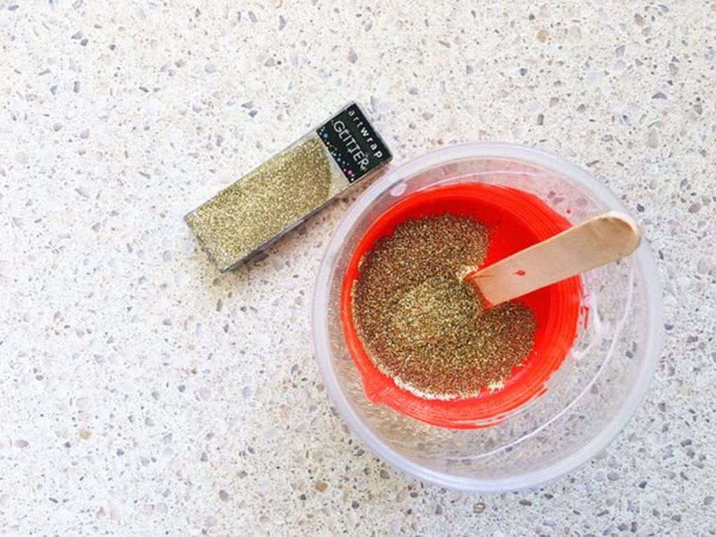 Ρίξτε το χρώμα σας και λίγο γκλίτερ για να το κάνετε ακόμη πιο γιορτινό το μείγμα σας.