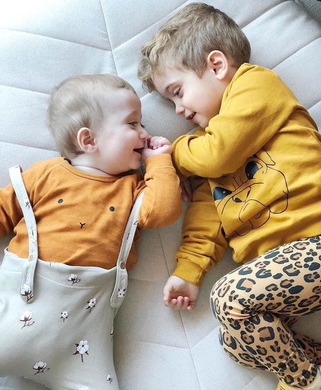 Ο μεγάλος αδελφός φροντίζει τα μωρά αδέλφια του. Οι πιο τρυφερές φωτογραφίες που έχετε δει! (pics)