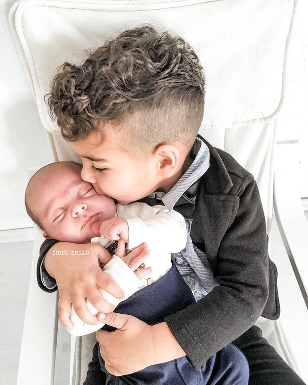 Ο μεγάλος αδελφός φροντίζει τα μωρά αδέλφια του. Οι πιο τρυφερές φωτογραφίες που έχετε δει! (pics)