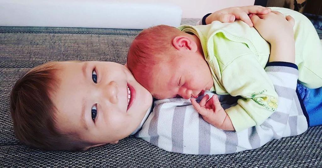 Ο μεγάλος αδελφός φροντίζει τα μωρά αδέλφια του. Οι πιο τρυφερές φωτογραφίες που έχετε δει! (pics)