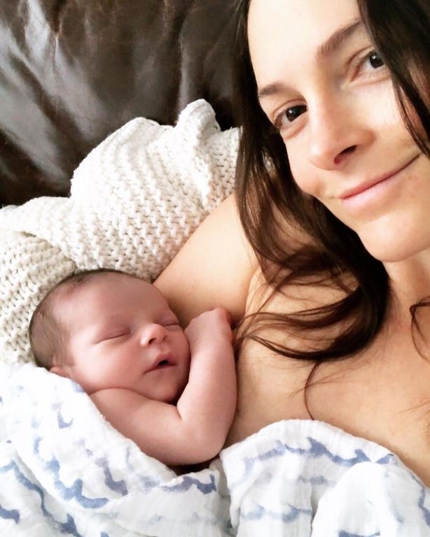 Kelly LeVeque: 5 tips αυτο-φροντίδας για νέες μητέρες από τη σύμβουλο ευεξίας των διασήμων (pics)