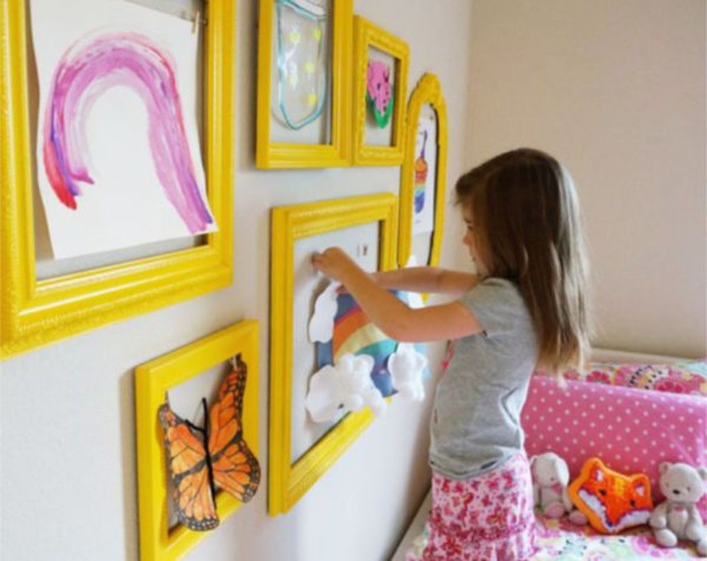 Κρεμάστε κορνίζες και κάθε φορά ζητήστε από το παιδί να κολλά εκεί τις ζωγραφιές του!