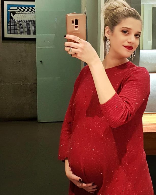 Έγκυος με στιλ! Η Τζένη Θεωνά στις ωραιότερες εμφανίσεις με φουσκεμένη κοιλίτσα (pics)