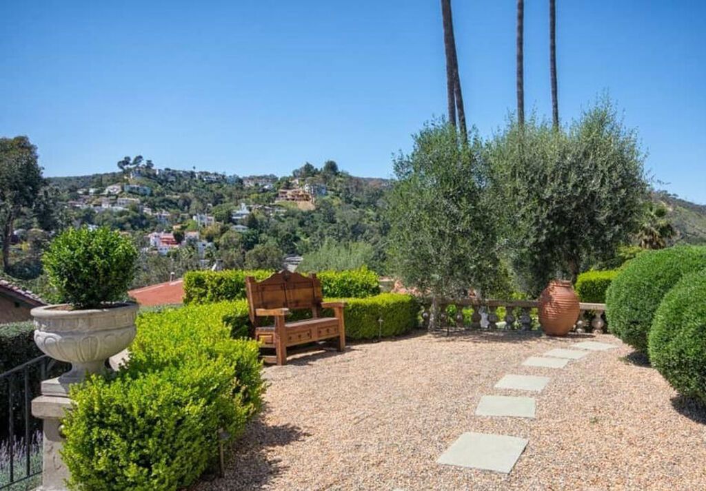 Δείτε πόσο εντυπωσιακή είναι η βίλα της Ellen Pompeo στους πρόποδες του Hollywood! (vid)