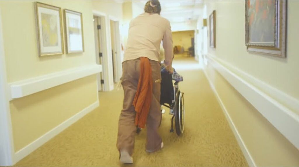 O Jason Momoa  επισκέφτηκε τη γιαγιά του και οι φωτογραφίες τους «τρέλαναν» το διαδίκτυο (pics) 