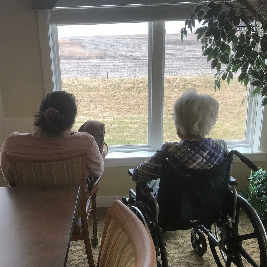 O Jason Momoa  επισκέφτηκε τη γιαγιά του και οι φωτογραφίες τους «τρέλαναν» το διαδίκτυο (pics) 