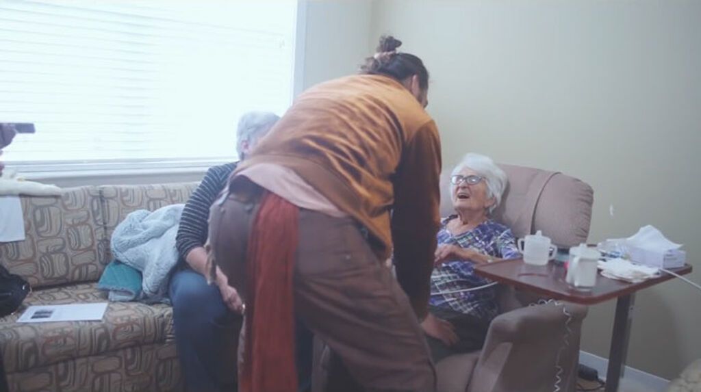 O Jason Momoa  επισκέφτηκε τη γιαγιά του και οι φωτογραφίες τους «τρέλαναν» το διαδίκτυο (pics) 