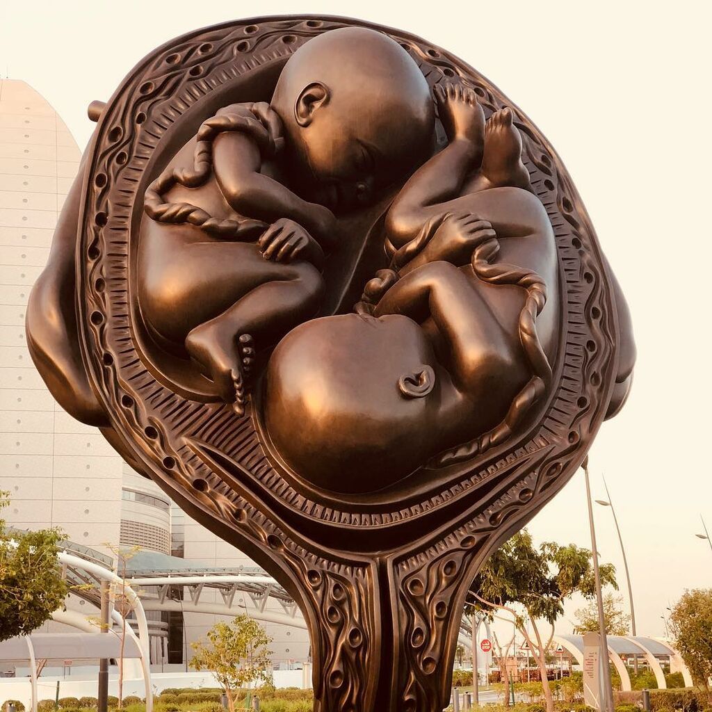 Από τη σύλληψη στη γέννηση: Γιγάντια γλυπτά απεικονίζουν μοναδικά την πορεία της ζωής (vid)