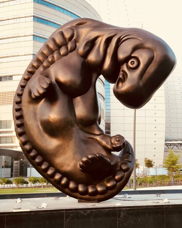 Από τη σύλληψη στη γέννηση: Γιγάντια γλυπτά απεικονίζουν μοναδικά την πορεία της ζωής (vid)