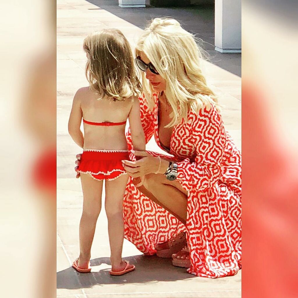 Ελένη Μενεγάκη: 12 φωτογραφίες που δείχνουν ότι το κόκκινο της πάει πολύ (pics)