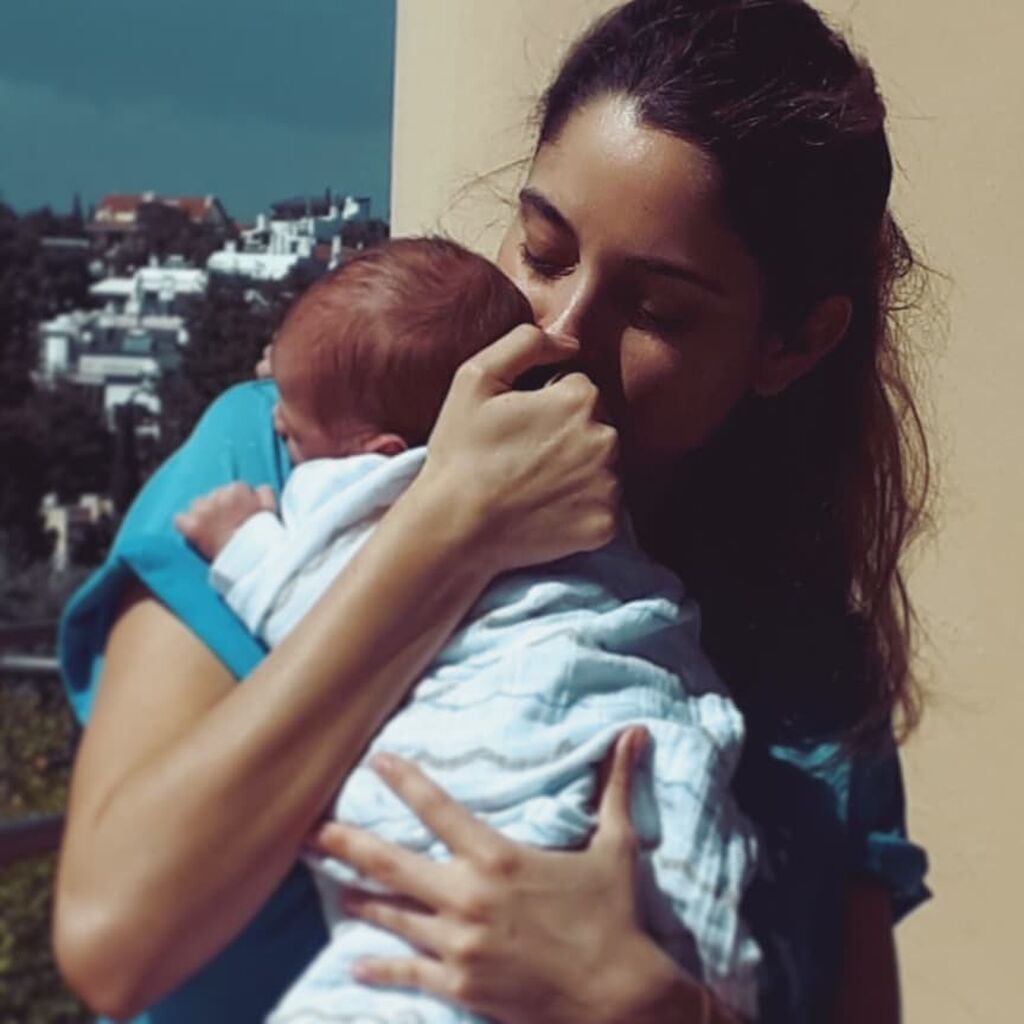 Δούκισσα Νομικού: Μας δείχνει μετά από καιρό τον γιο της με αφορμή την Παγκόσμια Ημέρα Αγκαλιάς 