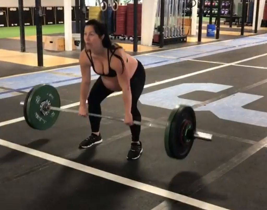 Μας τρέλανε! Εννέα μηνών έγκυος σηκώνει μπάρα με βάρη (vid)
