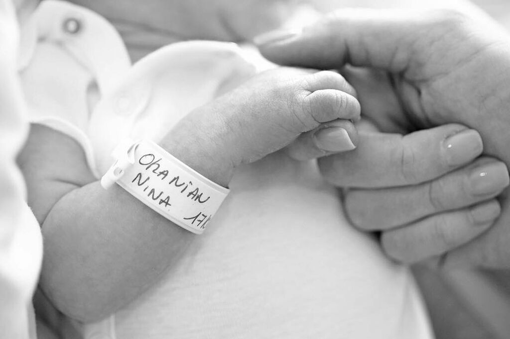 Η Adriana Sklenarikova φωτογραφίζεται με την κόρη της για πρώτη φορά (pics)