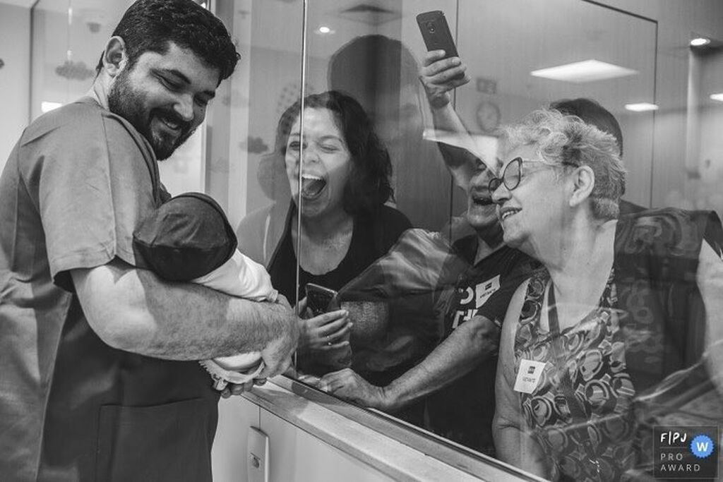 Συγγενείς βλέπουν τα νεογέννητα για πρώτη φορά. Δείτε τις μοναδικές αντιδράσεις τους (pics)