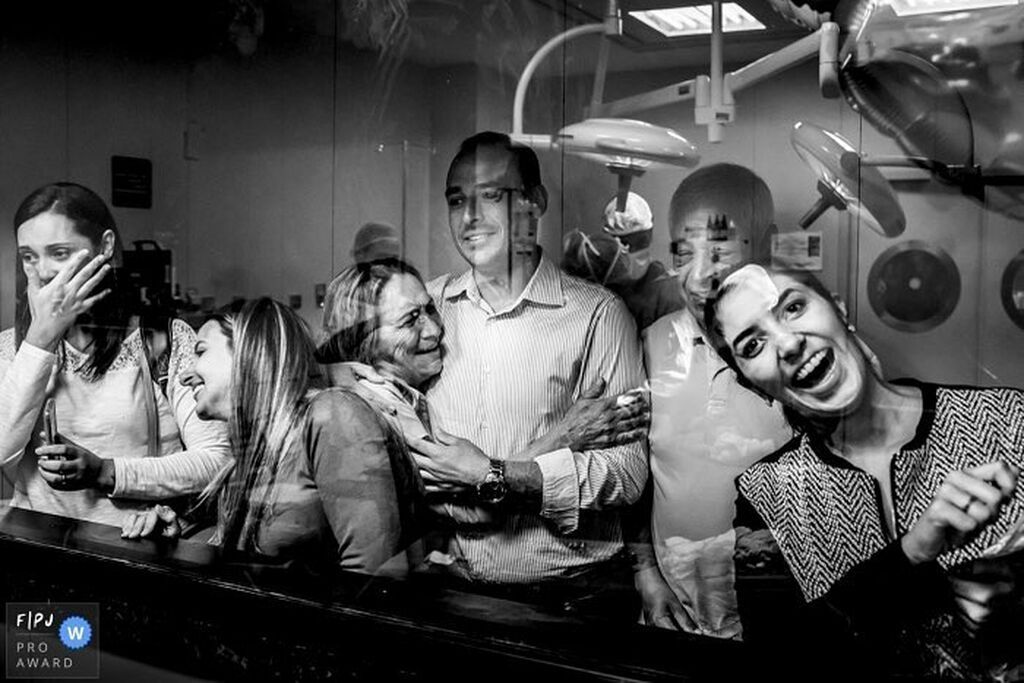 Συγγενείς βλέπουν τα νεογέννητα για πρώτη φορά. Δείτε τις μοναδικές αντιδράσεις τους (pics)