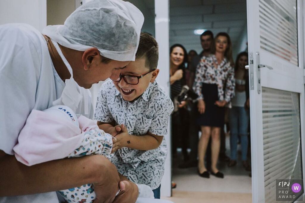 Συγγενείς βλέπουν τα νεογέννητα για πρώτη φορά. Δείτε τις μοναδικές αντιδράσεις τους (pics)