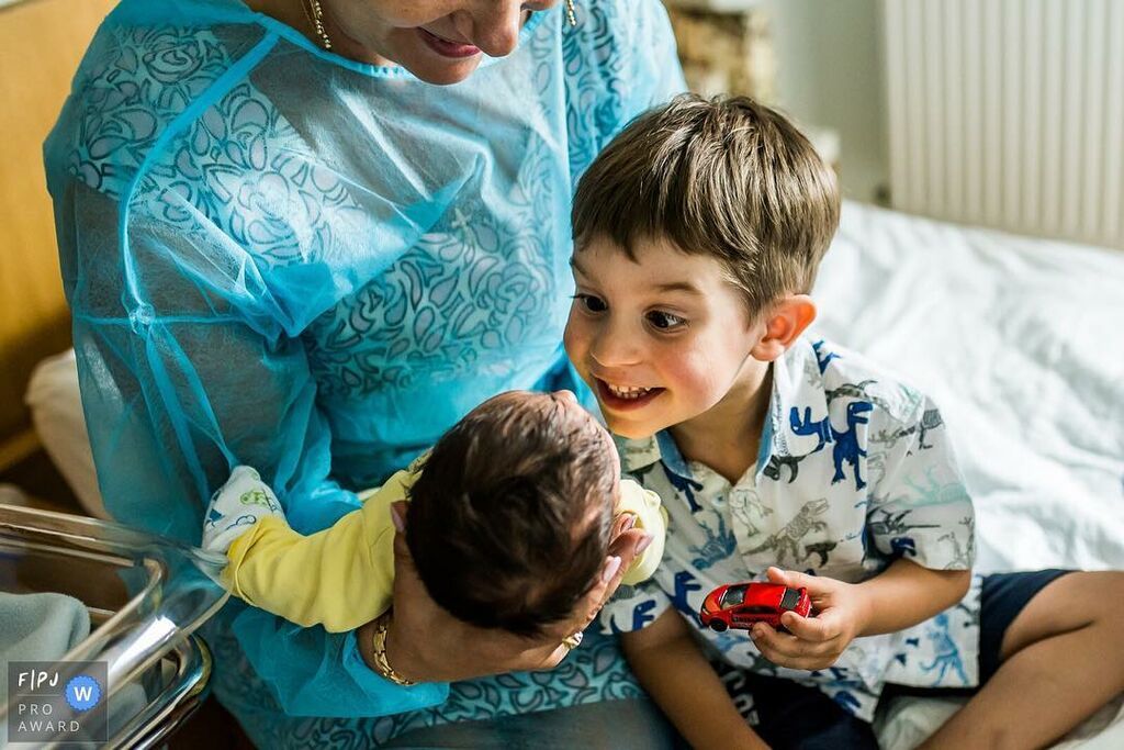 Συγγενείς βλέπουν τα νεογέννητα για πρώτη φορά. Δείτε τις μοναδικές αντιδράσεις τους (pics)