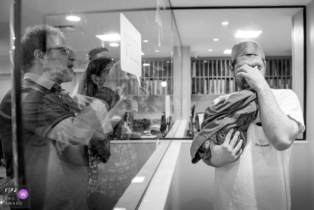 Συγγενείς βλέπουν τα νεογέννητα για πρώτη φορά. Δείτε τις μοναδικές αντιδράσεις τους (pics)