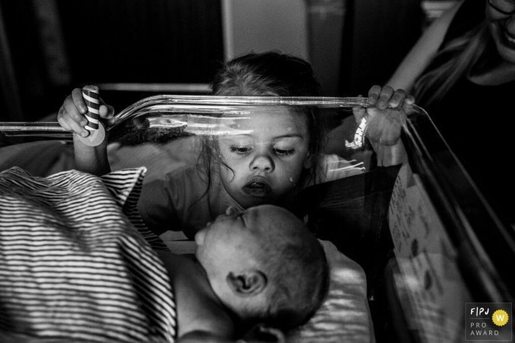 Συγγενείς βλέπουν τα νεογέννητα για πρώτη φορά. Δείτε τις μοναδικές αντιδράσεις τους (pics)