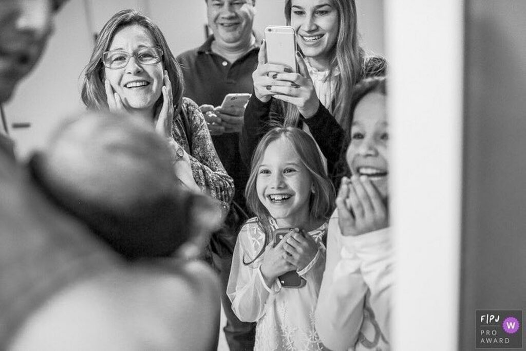 Συγγενείς βλέπουν τα νεογέννητα για πρώτη φορά. Δείτε τις μοναδικές αντιδράσεις τους (pics)