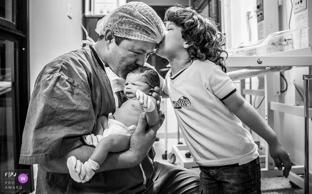 Συγγενείς βλέπουν τα νεογέννητα για πρώτη φορά. Δείτε τις μοναδικές αντιδράσεις τους (pics)