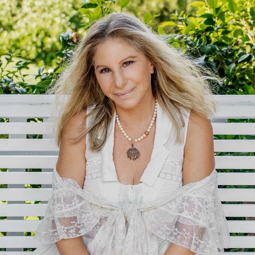 Πασίγνωστη ηθοποιός μας δείχνει για πρώτη φορά την εγγονή της (pics)