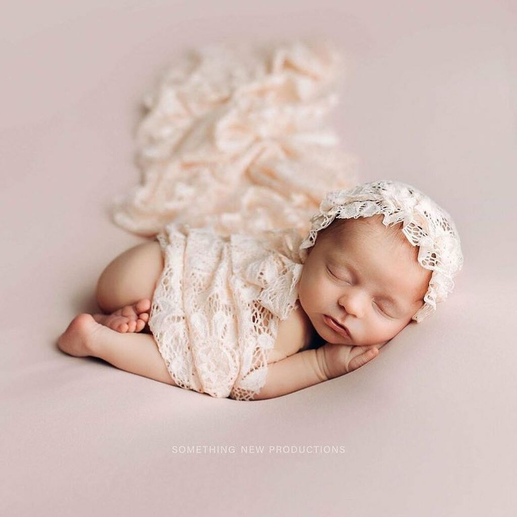 Φωτογραφίζει νεογέννητα μωράκια με τα πιο χαριτωμένα σκουφάκια που έχετε δει (pics) 