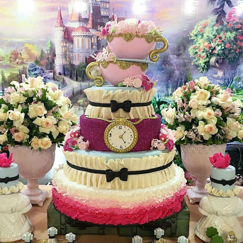 Παιδικό πάρτι με θέμα η Αλίκη στη χώρα των Θαυμάτων - Κάντο όπως η  Kim Kardashian (pics)