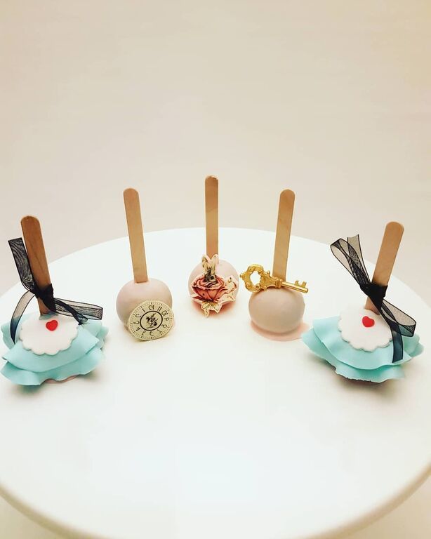 Παιδικό πάρτι με θέμα η Αλίκη στη χώρα των Θαυμάτων - Κάντο όπως η  Kim Kardashian (pics)