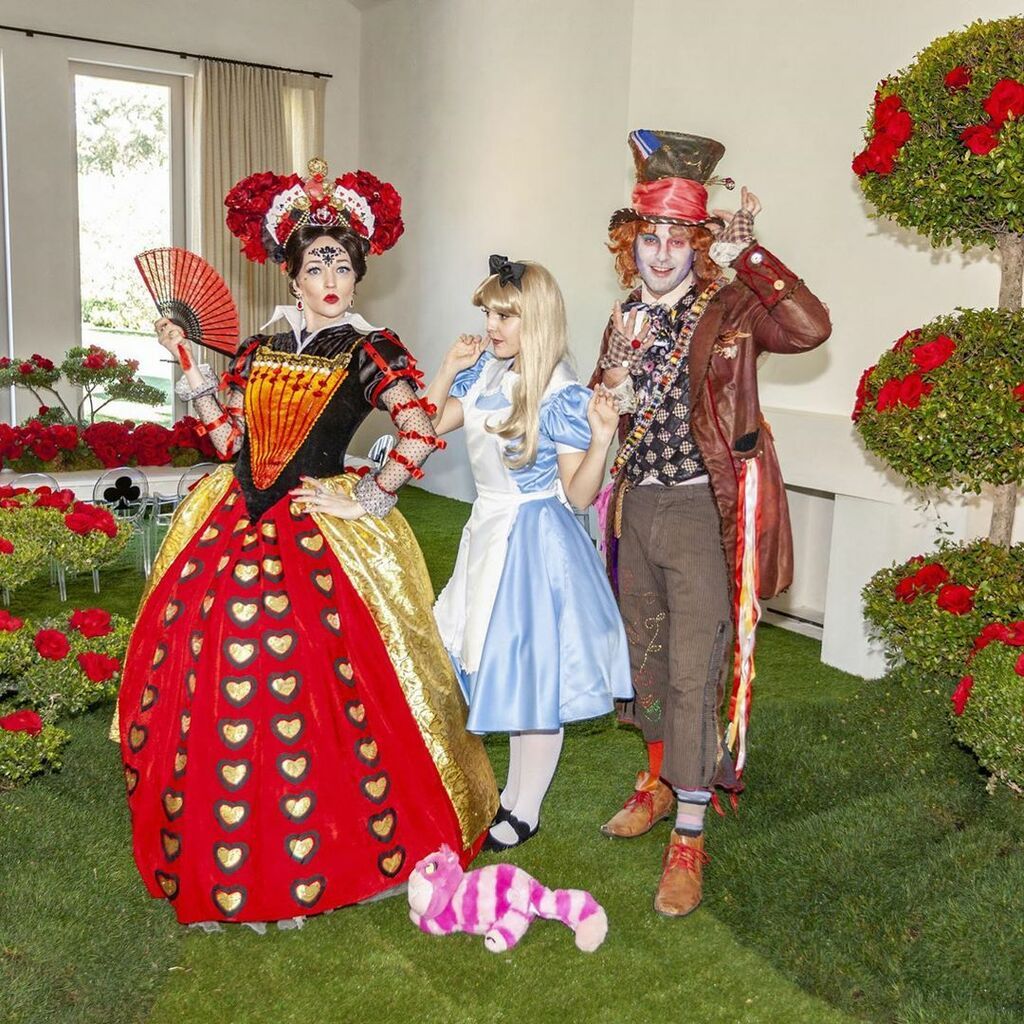 Παιδικό πάρτι με θέμα η Αλίκη στη χώρα των Θαυμάτων - Κάντο όπως η  Kim Kardashian (pics)