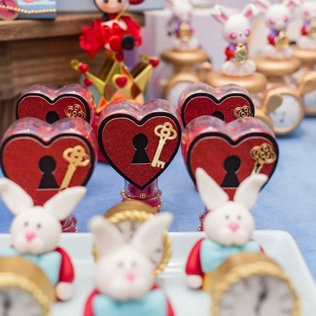 Παιδικό πάρτι με θέμα η Αλίκη στη χώρα των Θαυμάτων - Κάντο όπως η  Kim Kardashian (pics)