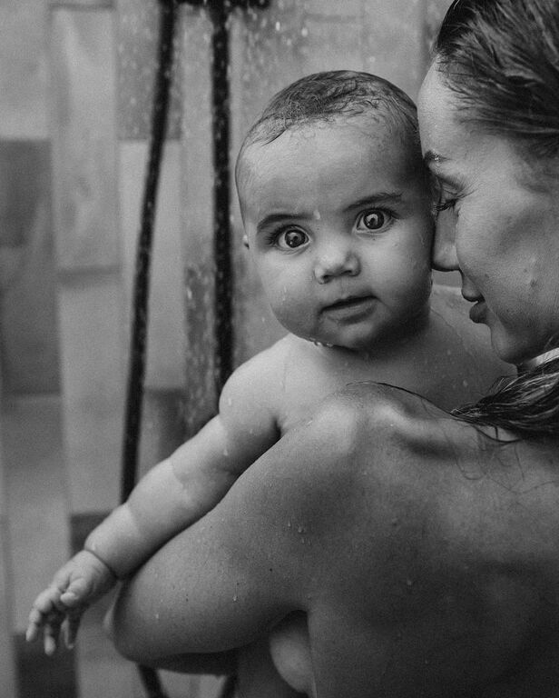 Ασπρόμαυρες φωτογραφίες που δείχνουν την ομορφιά της μητρότητας (pics)