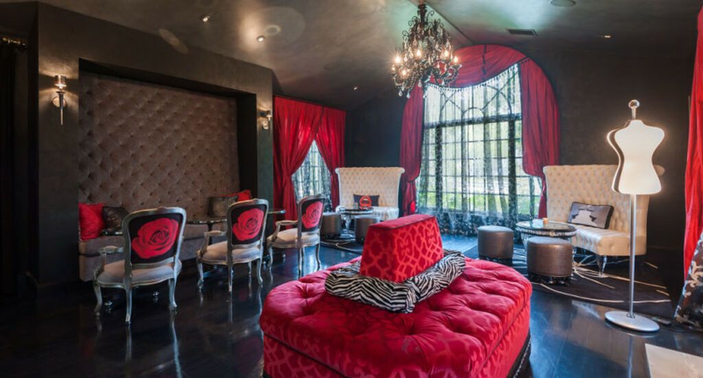 «Μπήκαμε» στο σπίτι της Angelina Jolie. Δείτε μοναδικές φωτογραφίες (pics)