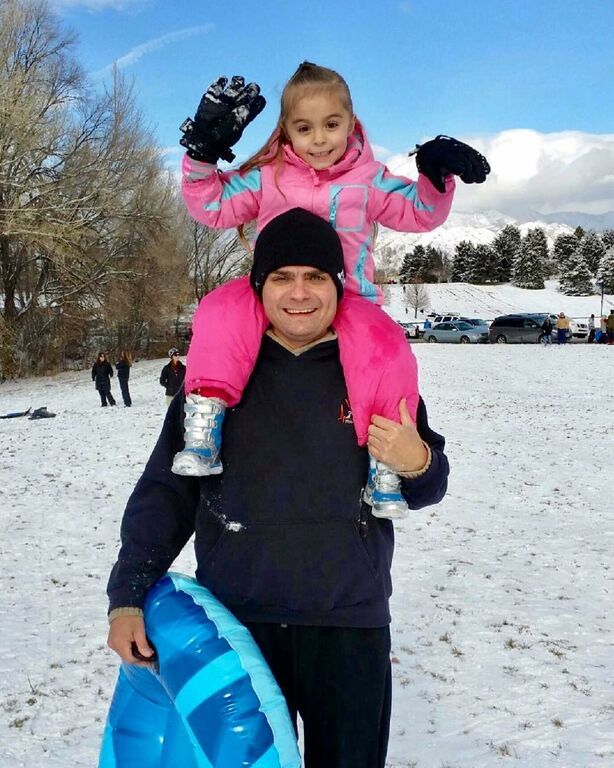 Ένας μπαμπάς διδάσκει στην κόρη του πώς να μην φοβάται να είναι ευτυχισμένη (pics)