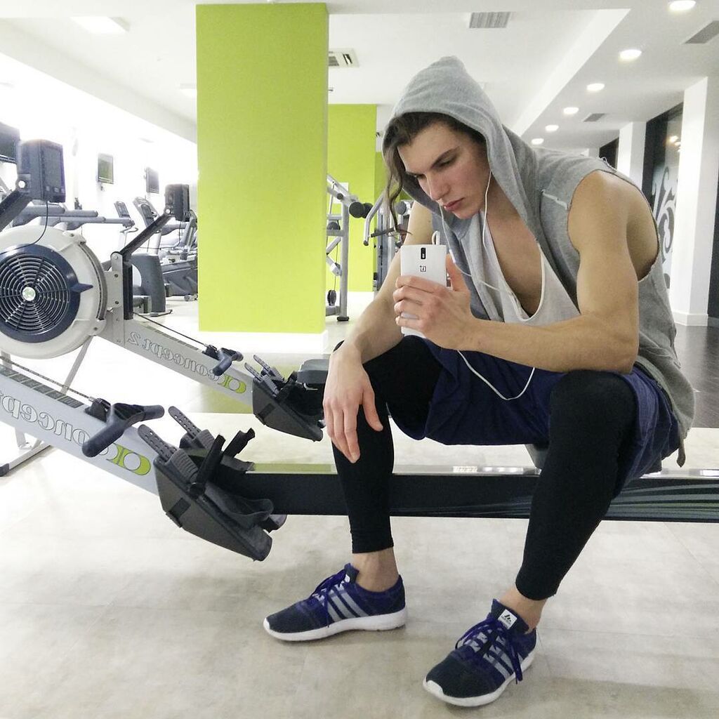 Βασίλης Μίχας: Μάθετε τα πάντα για τον κούκλο πρωταγωνιστή της «Επιστροφής» (Σπάνιες φωτό & vid)