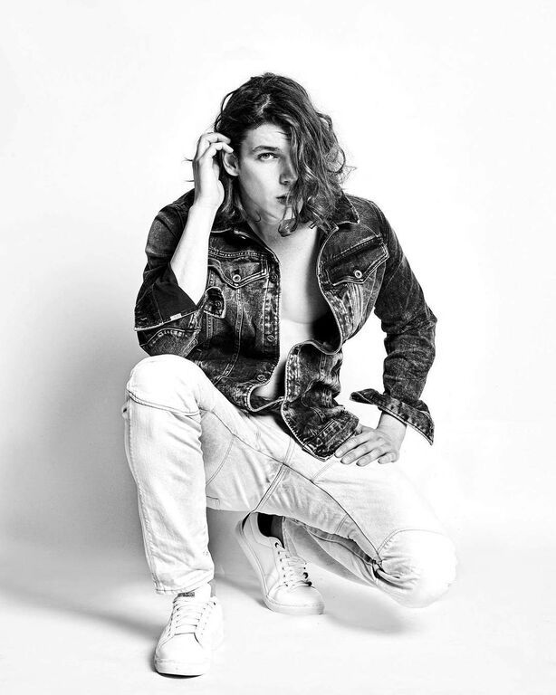 Βασίλης Μίχας: Μάθετε τα πάντα για τον κούκλο πρωταγωνιστή της «Επιστροφής» (Σπάνιες φωτό & vid)