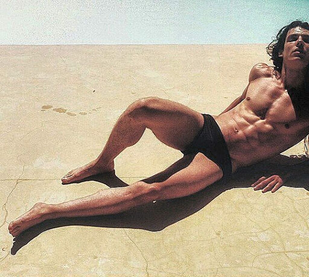 Βασίλης Μίχας: Μάθετε τα πάντα για τον κούκλο πρωταγωνιστή της «Επιστροφής» (Σπάνιες φωτό & vid)