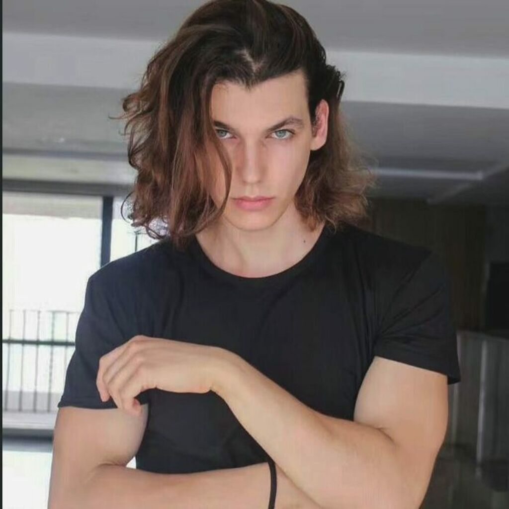 Βασίλης Μίχας: Μάθετε τα πάντα για τον κούκλο πρωταγωνιστή της «Επιστροφής» (Σπάνιες φωτό & vid)