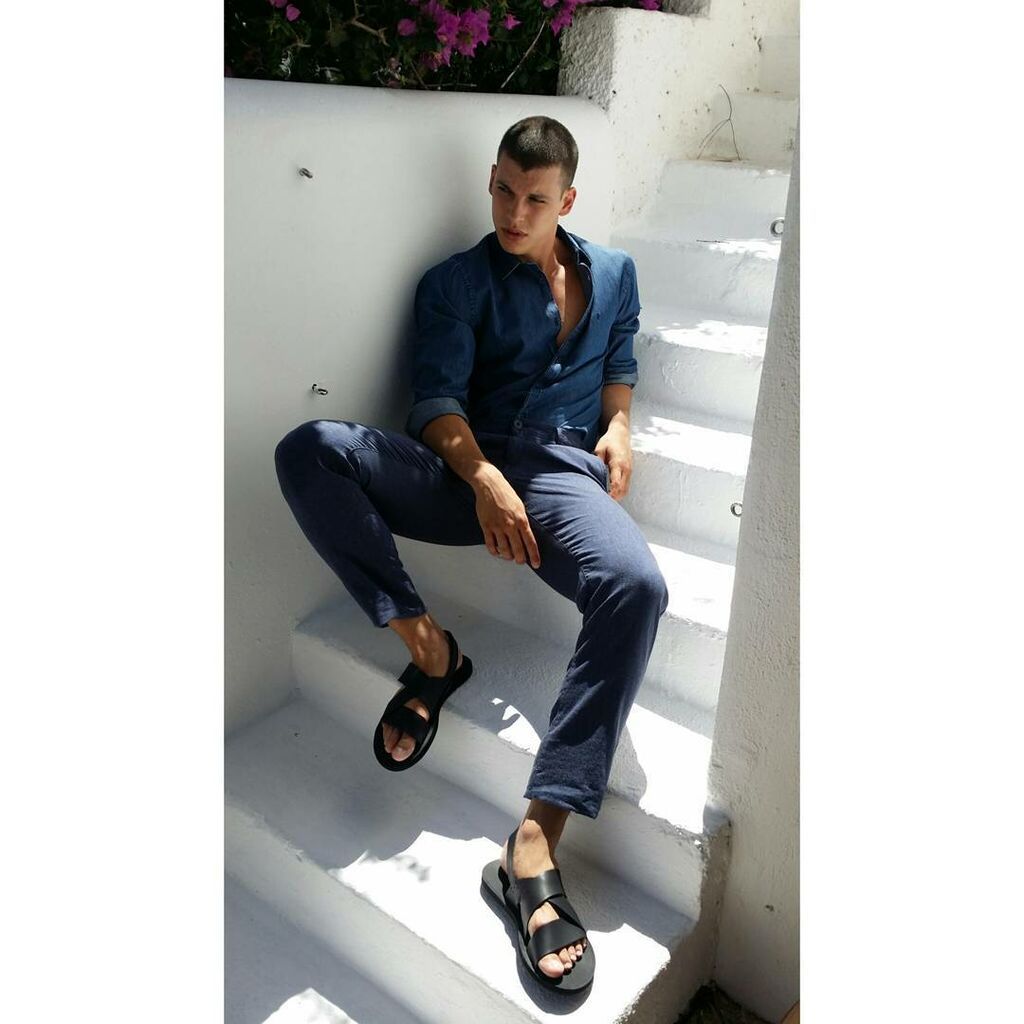 Βασίλης Μίχας: Μάθετε τα πάντα για τον κούκλο πρωταγωνιστή της «Επιστροφής» (Σπάνιες φωτό & vid)