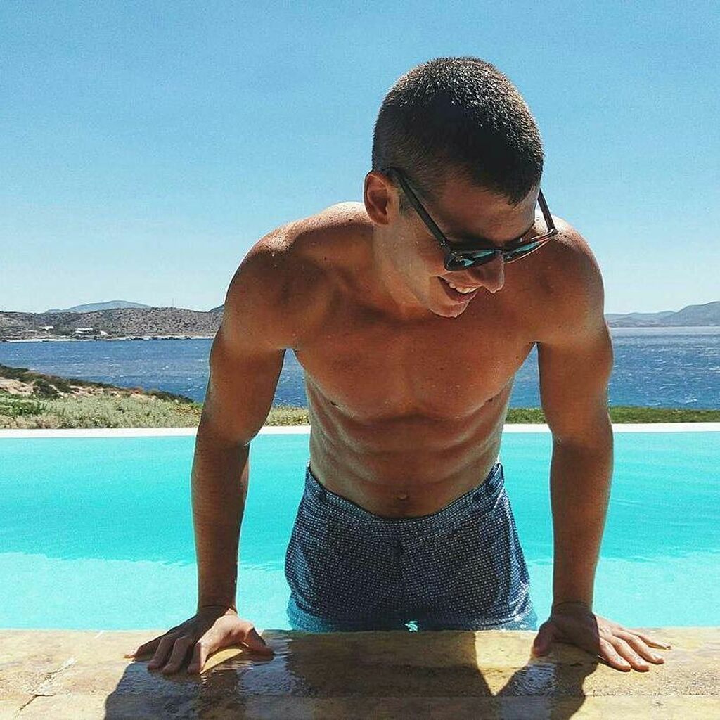 Βασίλης Μίχας: Μάθετε τα πάντα για τον κούκλο πρωταγωνιστή της «Επιστροφής» (Σπάνιες φωτό & vid)