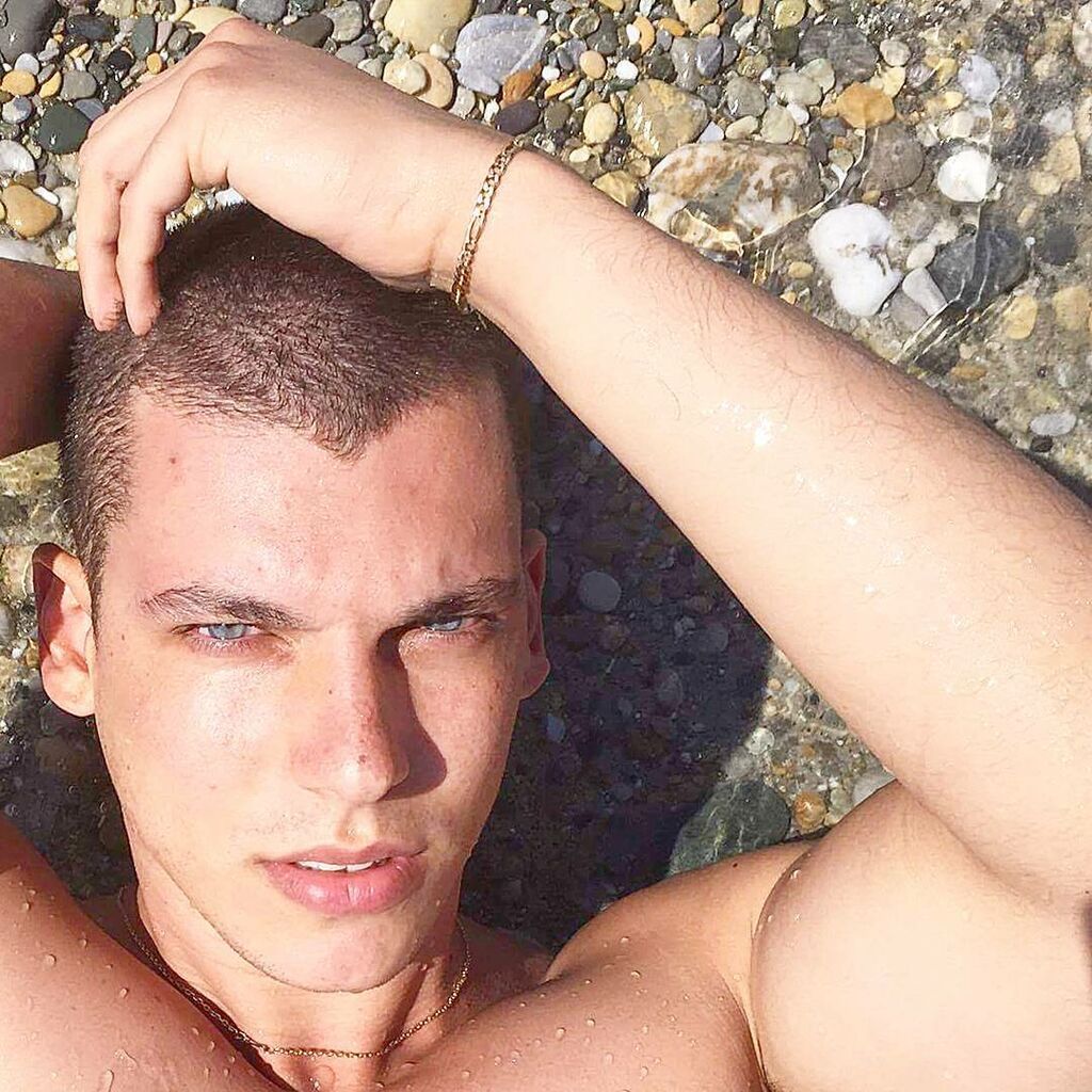 Βασίλης Μίχας: Μάθετε τα πάντα για τον κούκλο πρωταγωνιστή της «Επιστροφής» (Σπάνιες φωτό & vid)