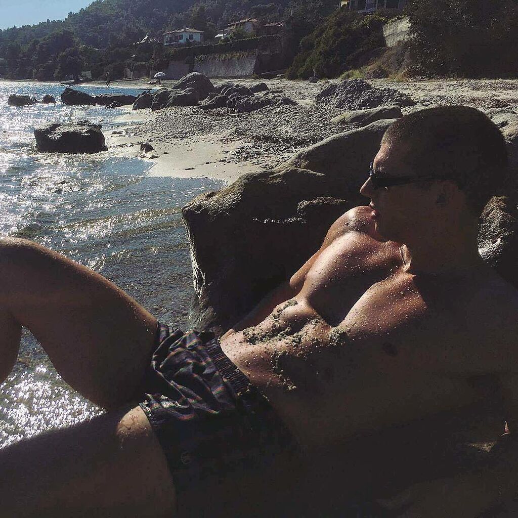 Βασίλης Μίχας: Μάθετε τα πάντα για τον κούκλο πρωταγωνιστή της «Επιστροφής» (Σπάνιες φωτό & vid)