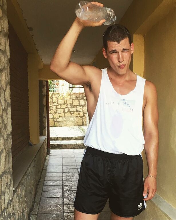 Βασίλης Μίχας: Μάθετε τα πάντα για τον κούκλο πρωταγωνιστή της «Επιστροφής» (Σπάνιες φωτό & vid)