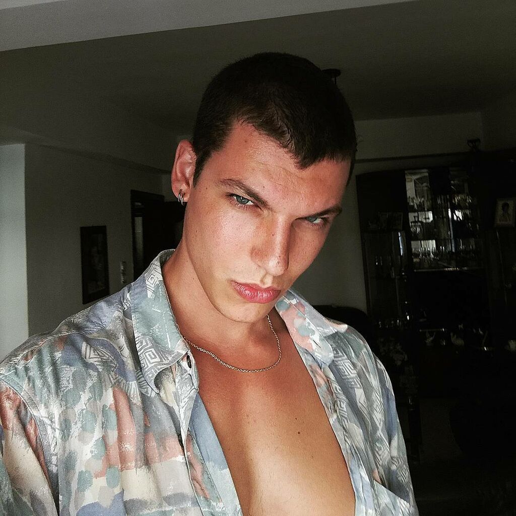 Βασίλης Μίχας: Μάθετε τα πάντα για τον κούκλο πρωταγωνιστή της «Επιστροφής» (Σπάνιες φωτό & vid)