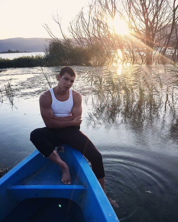 Βασίλης Μίχας: Μάθετε τα πάντα για τον κούκλο πρωταγωνιστή της «Επιστροφής» (Σπάνιες φωτό & vid)