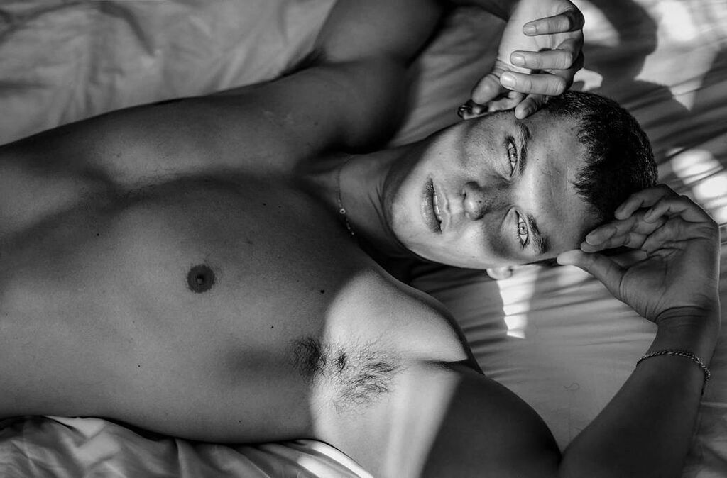 Βασίλης Μίχας: Μάθετε τα πάντα για τον κούκλο πρωταγωνιστή της «Επιστροφής» (Σπάνιες φωτό & vid)